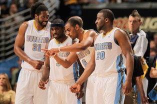 伊利牛奶开启促销活动：买三箱牛奶即送CBA新赛季球票一张（伊利牛奶推出优惠：购三箱送CBA新赛季球票一张）