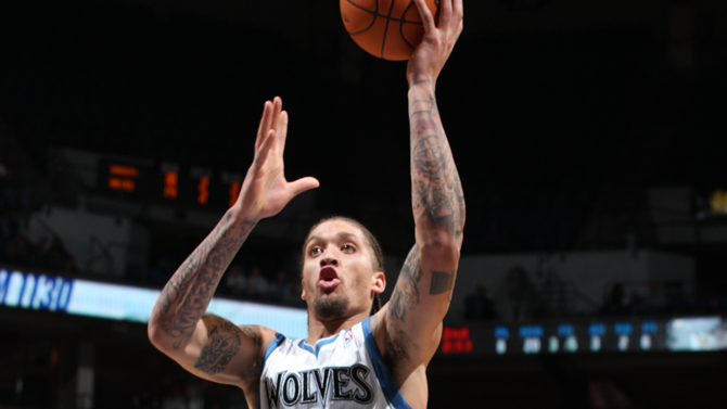 凤凰稳了？过去8次常规赛对阵跳伞蚁，凤凰7胜1负（凤凰对跳伞蚁压制明显，近8次常规赛交锋7胜1负）