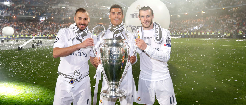 中场核心破门后致敬球迷，感人一幕（中场大将建功后向球迷致意，暖心一刻）