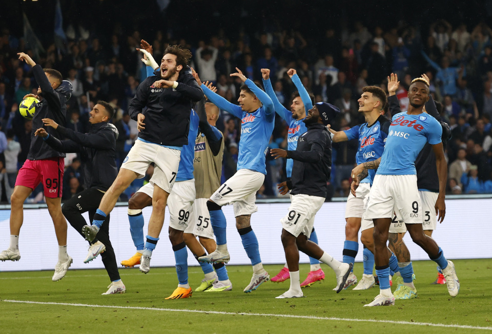 库里狂轰48分留遗憾，最后时刻致命失误葬送逆转希望（库里48分空砍，末秒致命失误断送逆转）