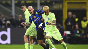 雷诺，一个在欧洲篮球界崭露头角的球员，如今已经成功登陆NBA。（曾在欧洲篮坛崭露锋芒的雷诺，现已成功登陆NBA）