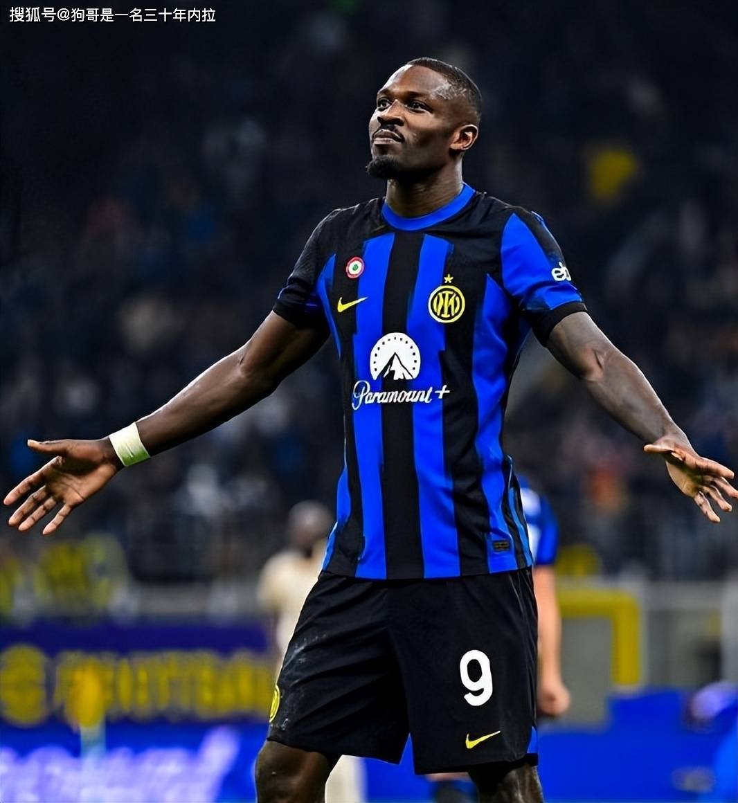 曼联冲击欧冠资格压力巨大（曼联争夺欧冠席位压力山大）