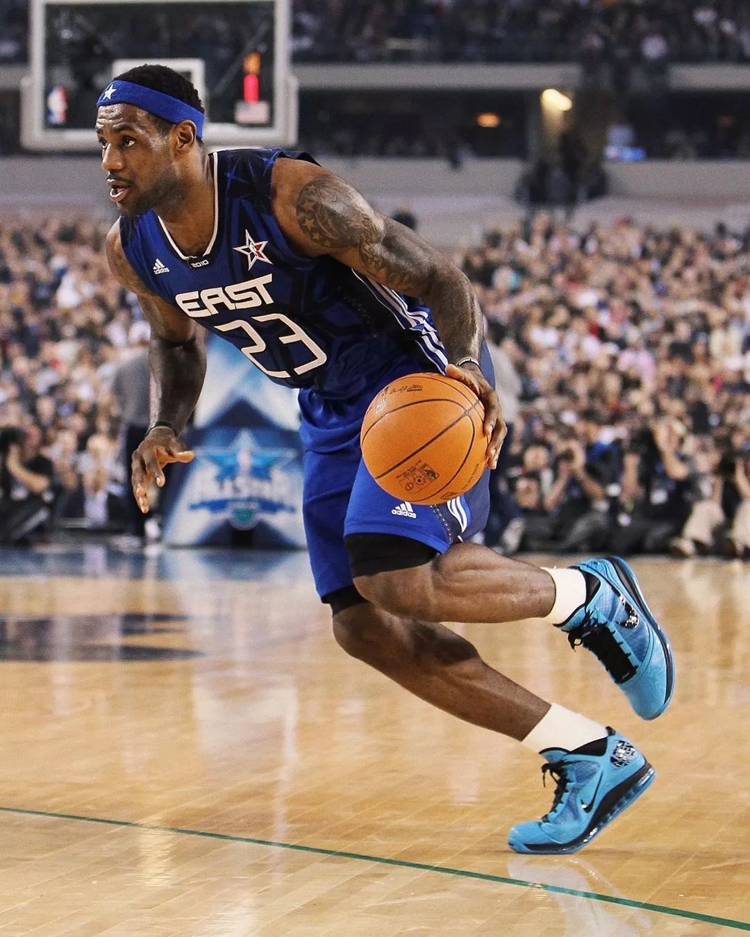 国乒香港训练！王楚钦一身黄好亮眼，莎莎苦练反手，陈幸同回归（国乒香港集训：王楚钦黄装吸睛，莎莎苦练反手，陈幸同回归）