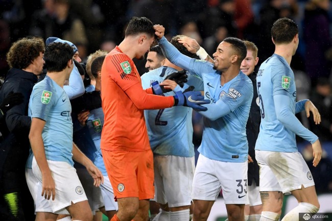 还在较劲！勇士小佩顿双手拦网大帽弗拉格 弗拉格一传一投完成回应（火药味不散！勇士小佩顿双手封盖弗拉格，弗拉格以一传一投强势回击）