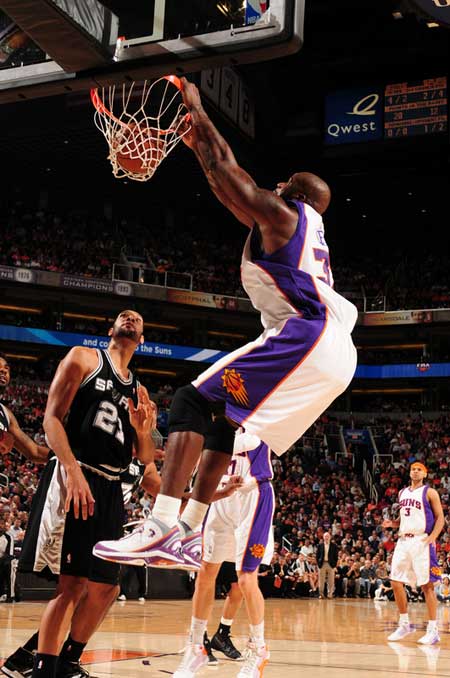 阿门14中7，高效发挥助力球队胜利（阿门14投7中，高效输出助队取胜）